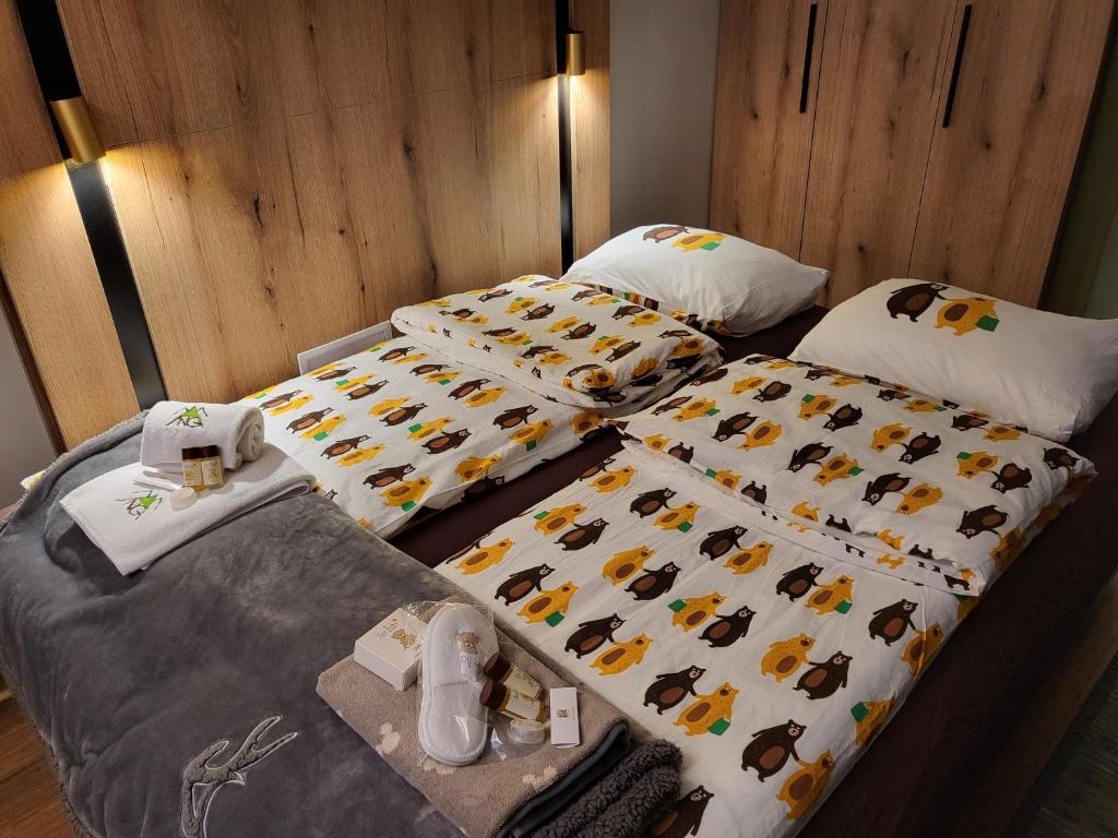 Postel nebo postele na pokoji v ubytování Pinewood ANG luxurious apartment A32