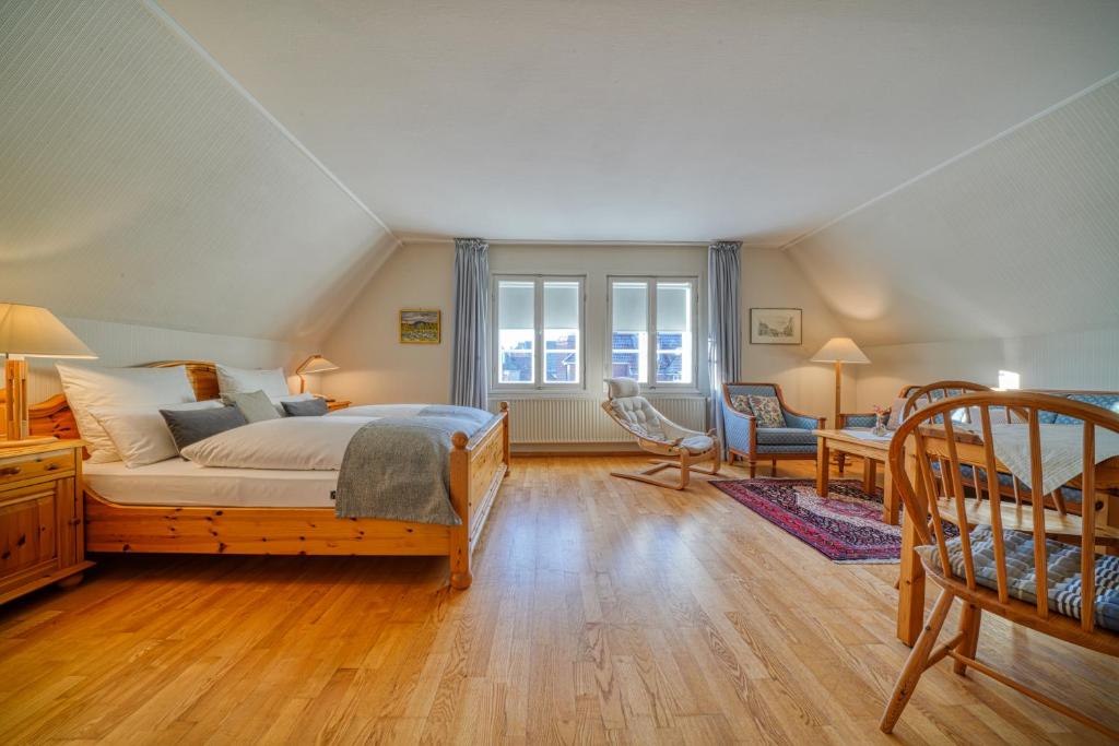 - une chambre avec un lit, un bureau et une chaise dans l'établissement Hotel Zur Eule, à Oldenbourg en Holstein