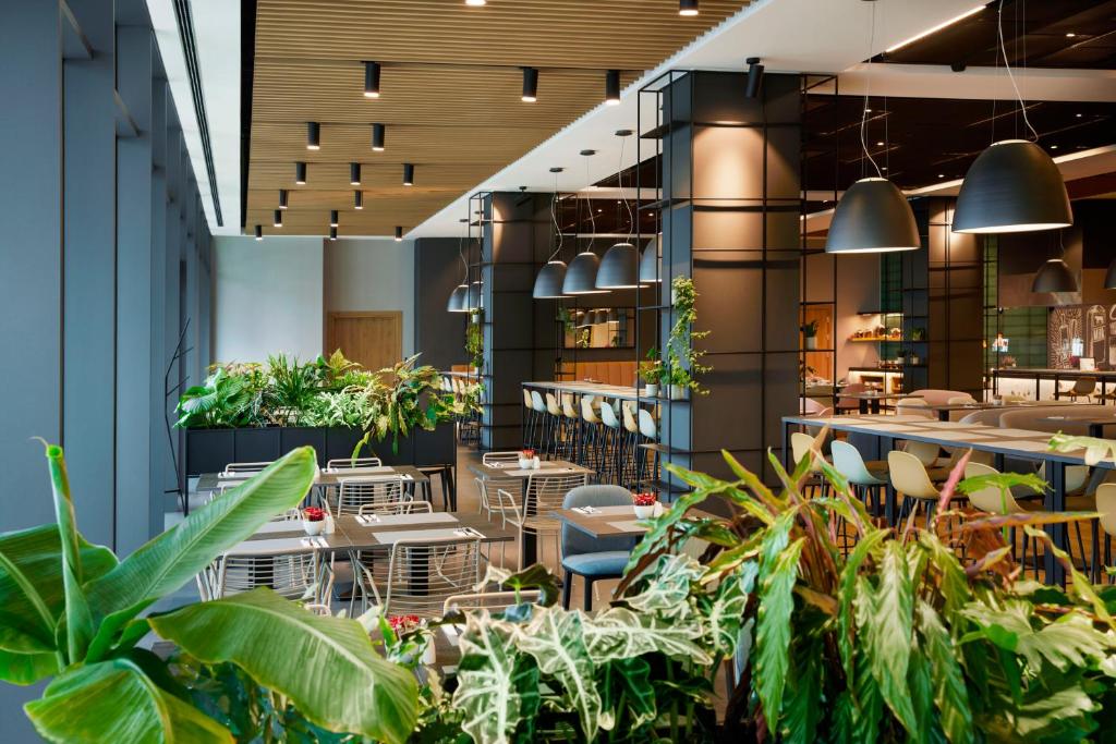 A restaurant or other place to eat at Q Hotel Plus Wrocław Bielany