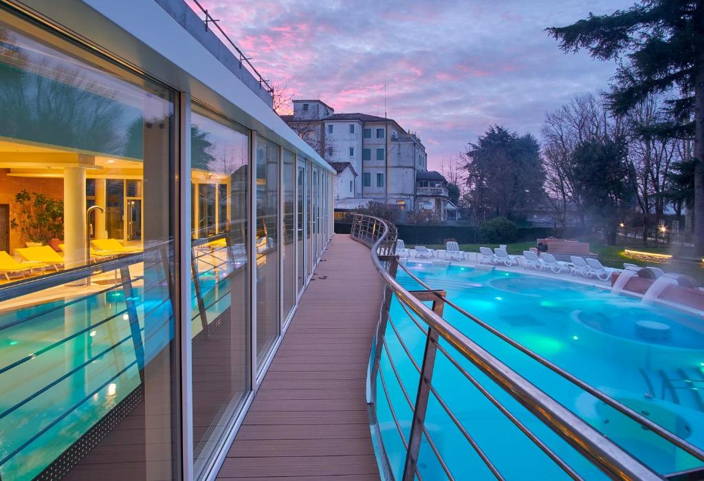 einen Balkon eines Hotels mit Pool in der Unterkunft Terme Preistoriche Resort & Spa in Montegrotto Terme