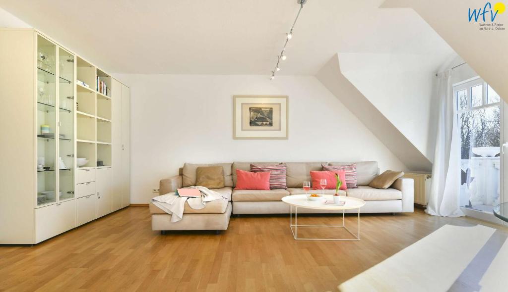 una sala de estar con un sofá y una mesa en Villa Nautilus Wohnung Marilena, en Wangerooge