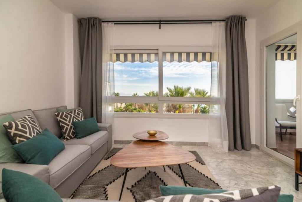 Posezení v ubytování VACATION MARBELLA I Beachfront Quiet Apt with Private Beach Access, A minute walk from Puerto Banus Marina, 24-7 security and Parking