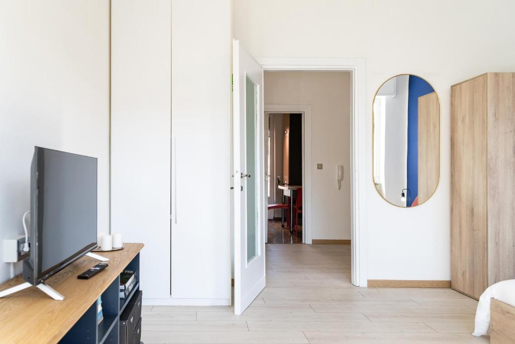 A television and/or entertainment centre at Accomodo MIT12 Trivano Linate