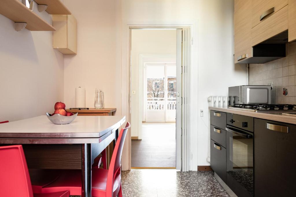 A kitchen or kitchenette at Accomodo MIT12 Trivano Linate