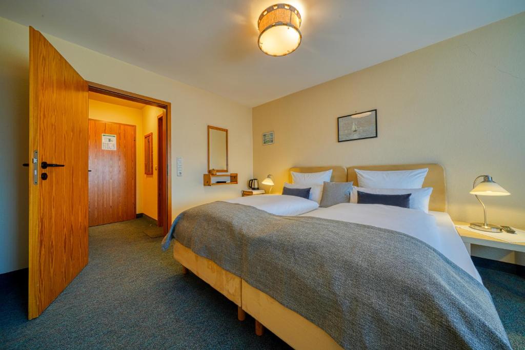 Postel nebo postele na pokoji v ubytování Hotel Zur Eule