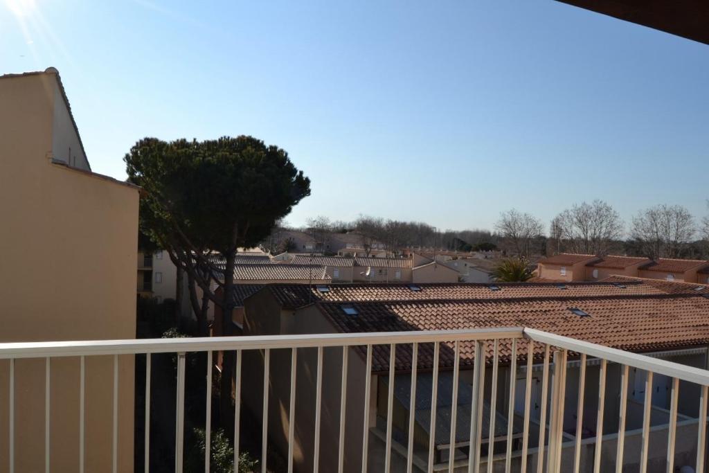 une vue d'une ville depuis un balcon dans l'établissement 030 Jean Bart 54, au Cap d'Agde