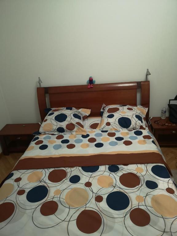 a bed with a bedspread with a flower pattern at Belle maison de vacances in Romilly-sur-Seine