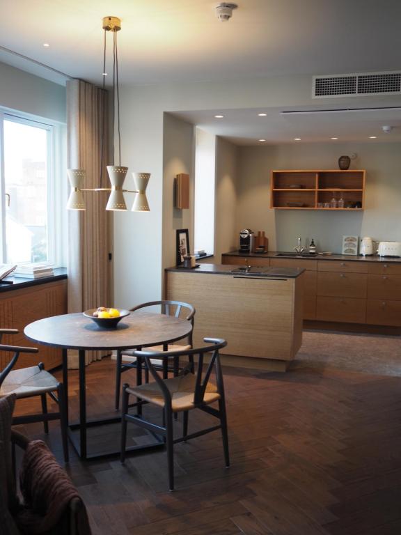 Kuchyň nebo kuchyňský kout v ubytování Hypernym Hotel & Suites