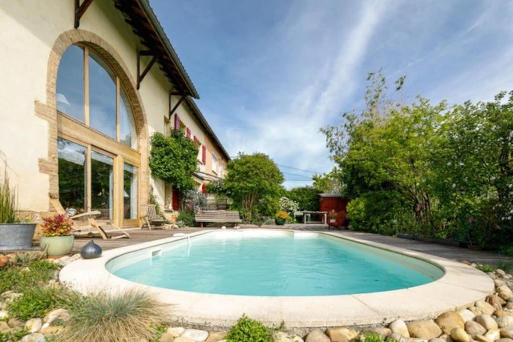 a swimming pool in the yard of a house at Écrin entre Lyon & Beaujolais in Reyrieux