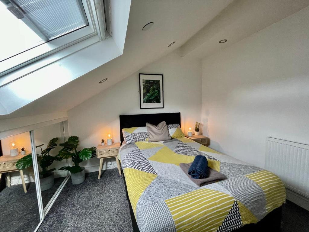 ein Schlafzimmer mit einem großen Bett in einem Zimmer mit einem Fenster in der Unterkunft Spacious 1 Bed Apartment In The City Centre in Cardiff