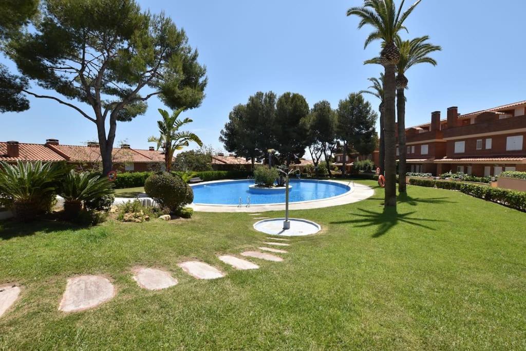 una piscina en un patio con árboles y un edificio en Preciosa zona natural La Mora, en Tarragona