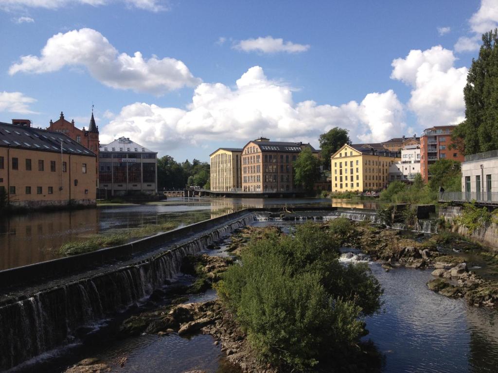 Výhled na řeku, která protéká v blízkosti hostelu