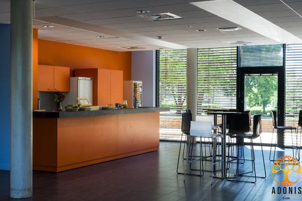 Adonis Dijon Maison Internationale - Resim 4