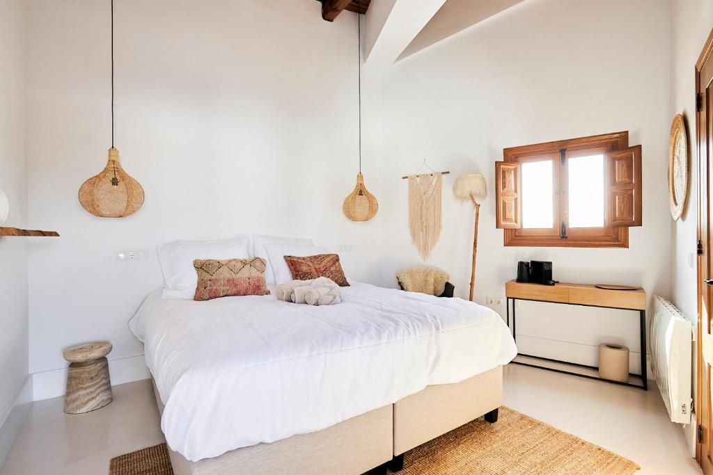 Postel nebo postele na pokoji v ubytování Finca las Calmas boutique hotel & retreats