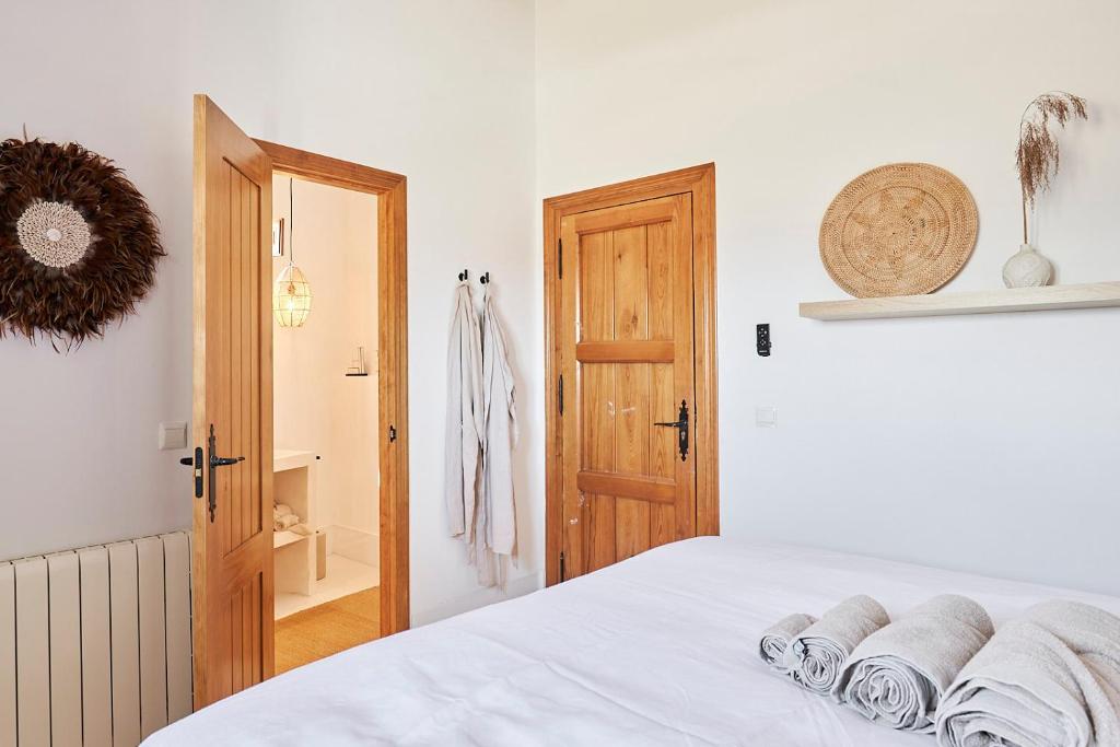 Postel nebo postele na pokoji v ubytování Finca las Calmas boutique hotel & retreats