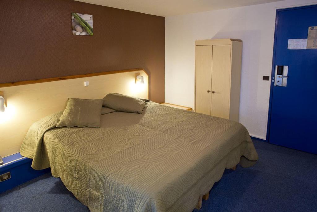 Säng eller sängar i ett rum på Hipotel Paris Marne La Vallée