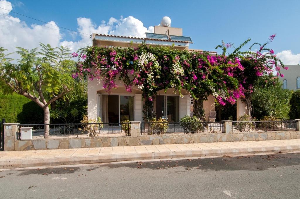 un edificio con un ramo de flores. en Coral Bay Villa Daniella, en Bahía de Coral