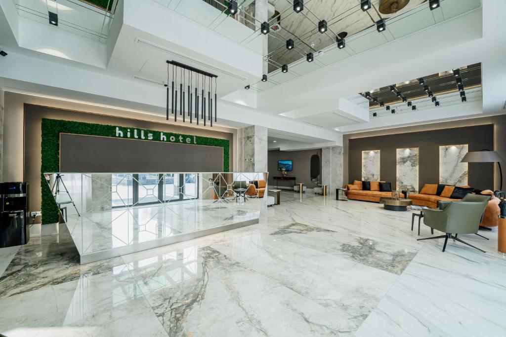 Hills Resort Hotel في يريفان: لوبي فندق ارضيته رخام كبير