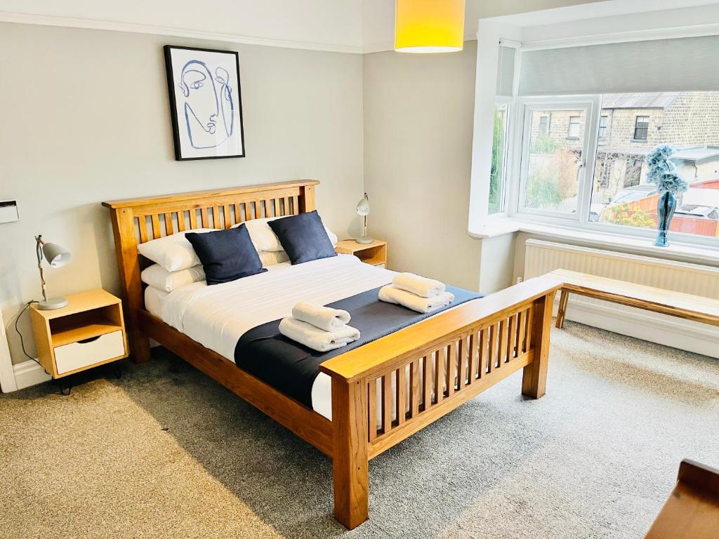 Postel nebo postele na pokoji v ubytování Horsforth Lodge