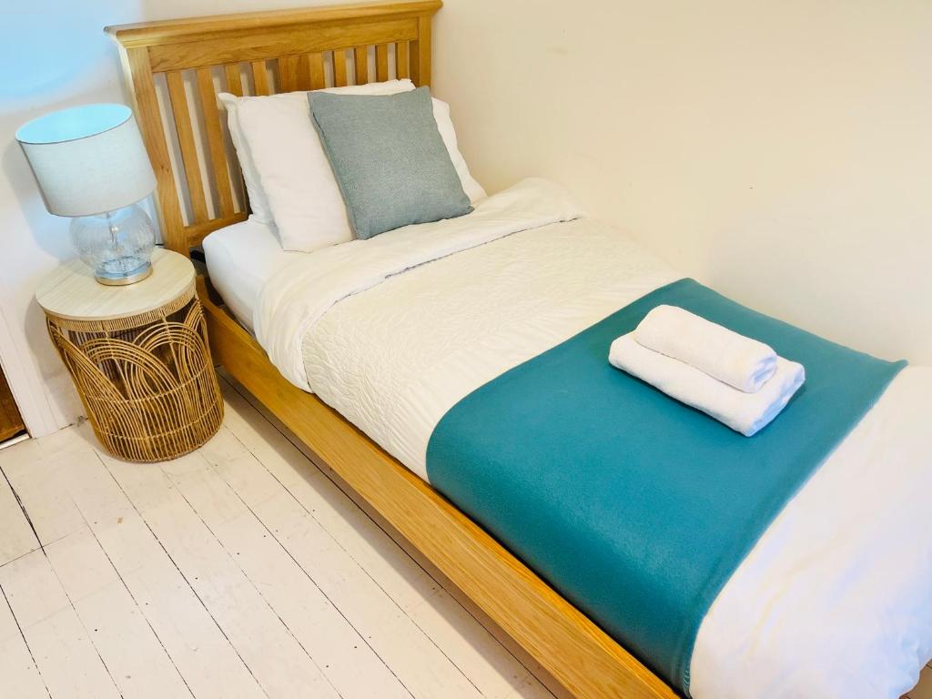 Postel nebo postele na pokoji v ubytování Horsforth Lodge