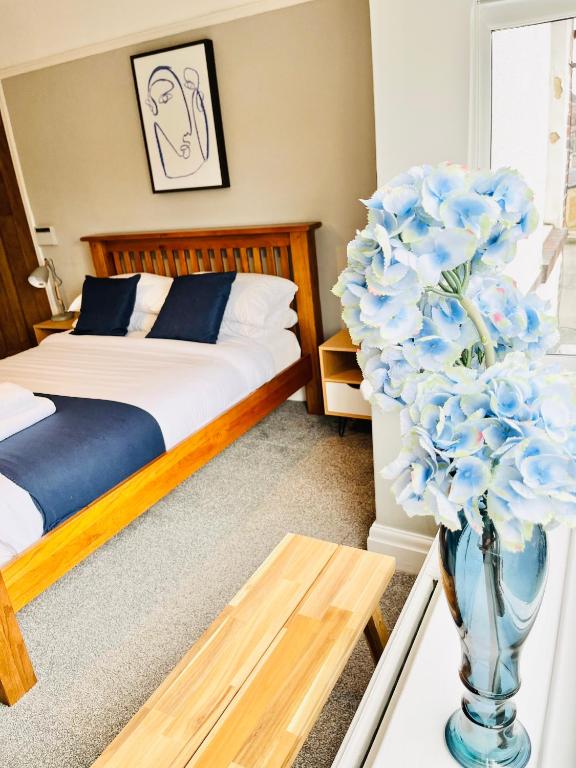 Postel nebo postele na pokoji v ubytování Horsforth Lodge
