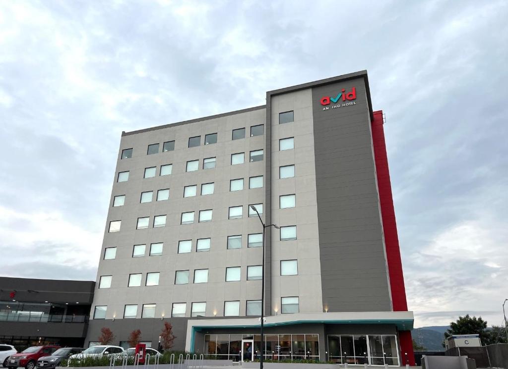 un hotel con un cartello sul lato di avid hotels - Guadalajara Av Vallarta Pte, an IHG Hotel a Guadalajara