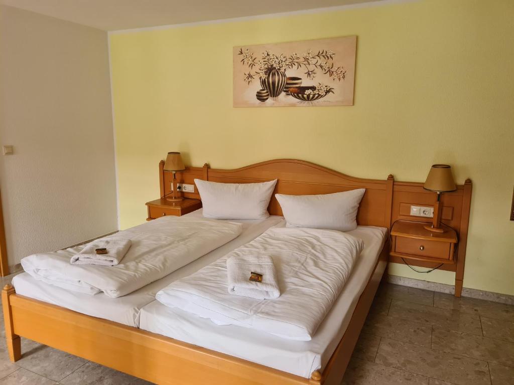 Postel nebo postele na pokoji v ubytování Hotel Brauhaus Wittenberg