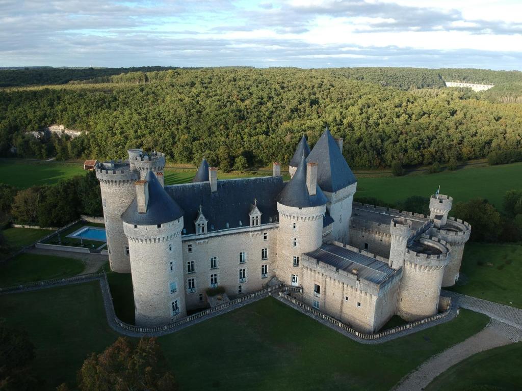 uma vista aérea de um castelo em Hapimag Château de Chabenet em Chabenet