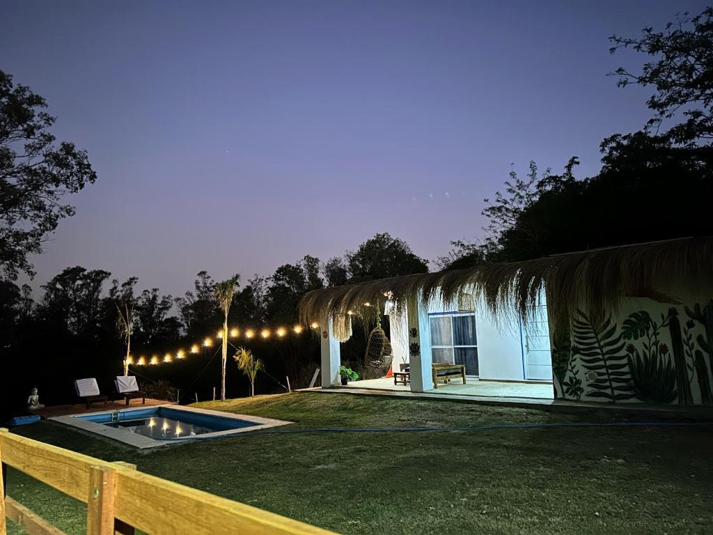 una casa con una valla y un patio con piscina en Mirador del Río en Villa La Rivera