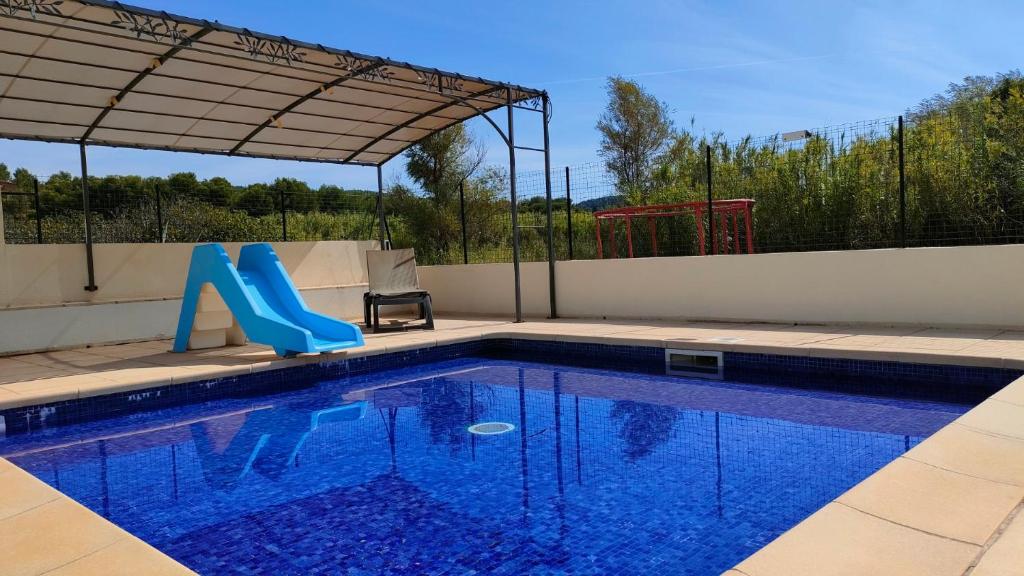 Bazén v ubytovaní Camping Tikayan Félix de la Bastide alebo v jeho blízkosti
