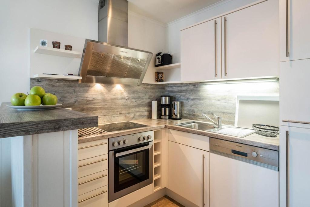 Kuchyň nebo kuchyňský kout v ubytování Weisse Villa Apartment 3 1 Hafenkante