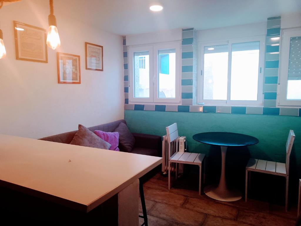una sala de estar con una mesa y un sofá en Santa Clara, en Almería