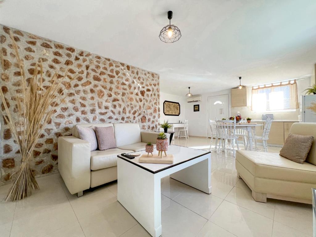 salon z kanapą i stołem w obiekcie LA Casa Di Lusso N6 -Adults Only w Kolymbii