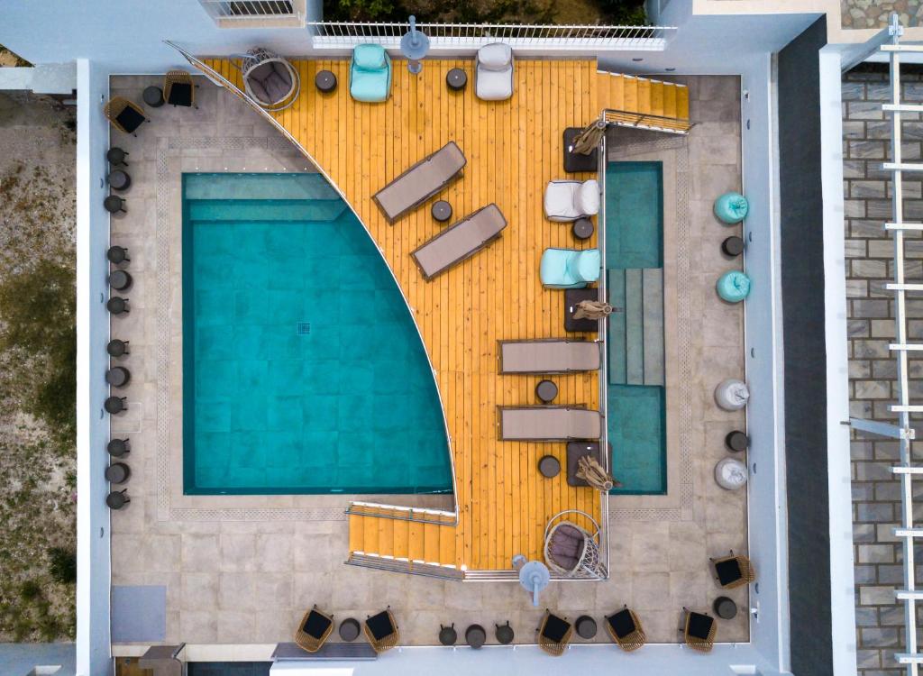 Deluxe Hotel Santorini في فيرا: مبنى به مسبح ومسبح