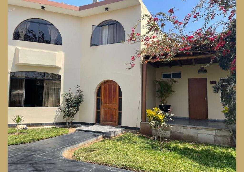 Hospedaje El Cascabel - Four-Bedroom House