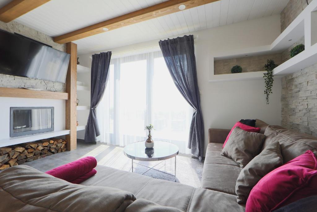 Televízia a/alebo spoločenská miestnosť v ubytovaní Lotti Residence Exclusiv