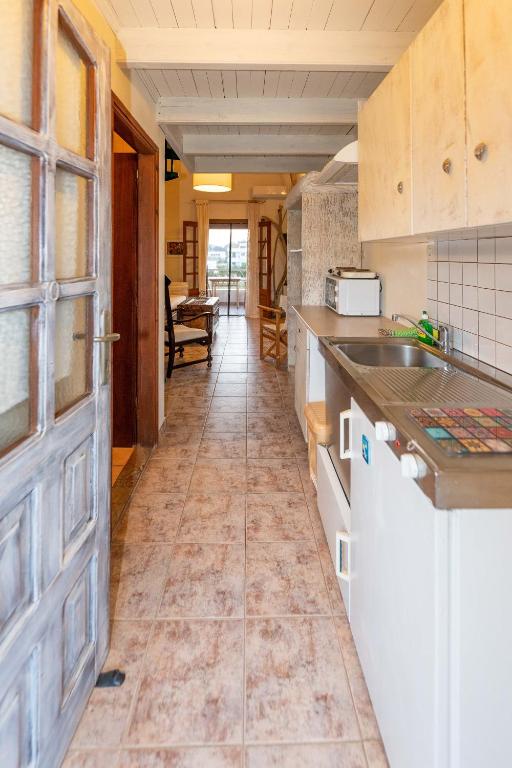 O bucătărie sau chicinetă la Villa Del Sol Corfu