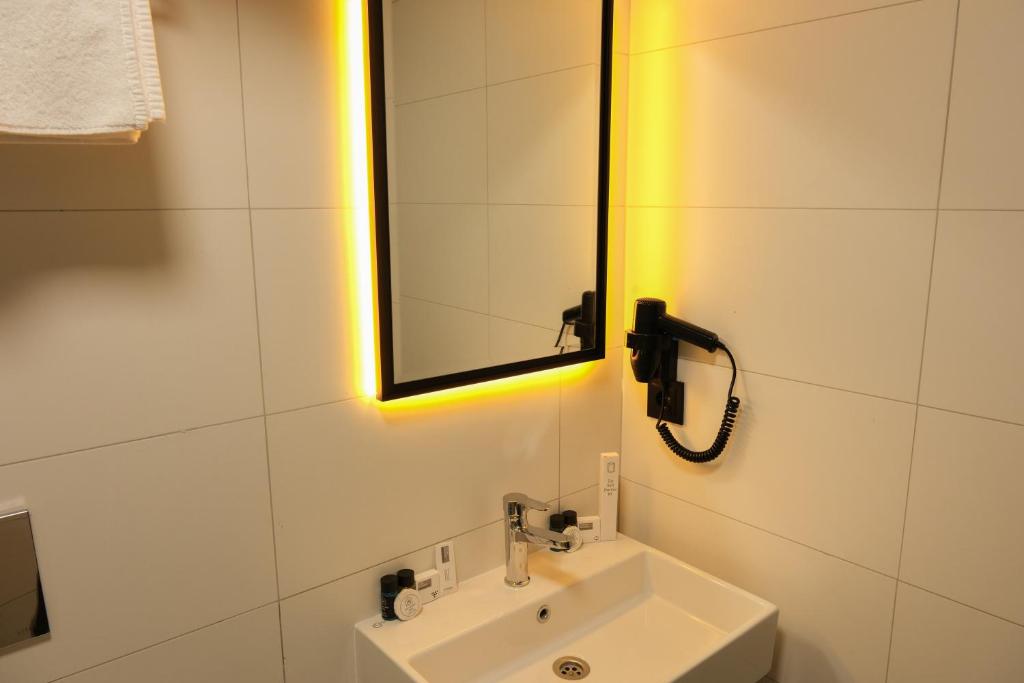 Um banheiro em Plus Hotel & Private Transportation İstanbul Airport-By Loft