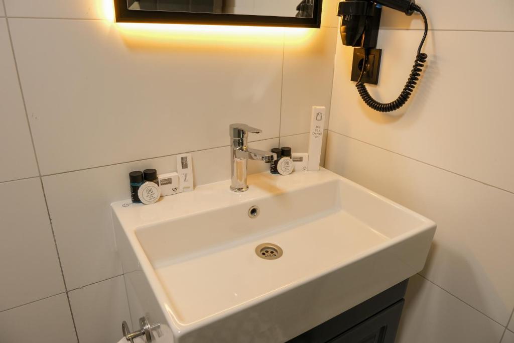 Um banheiro em Plus Hotel & Private Transportation İstanbul Airport-By Loft