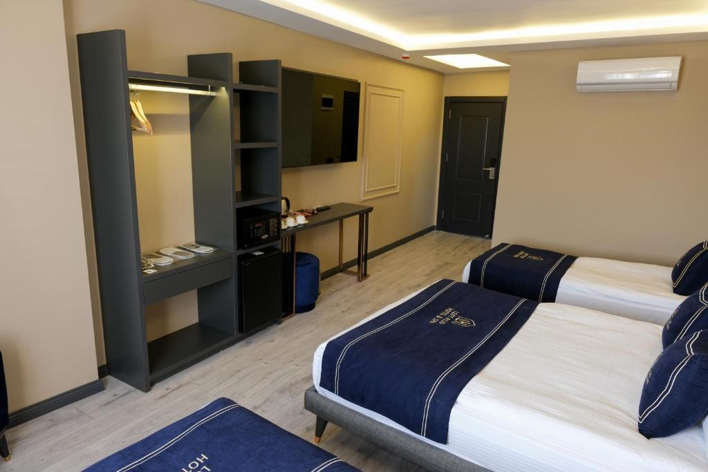 Cama ou camas em um quarto em Plus Hotel & Private Transportation İstanbul Airport-By Loft