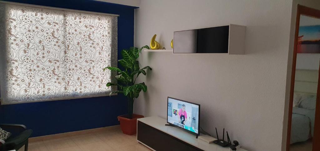 Televízia a/alebo spoločenská miestnosť v ubytovaní Apartamento Ciudad de las Ciencias