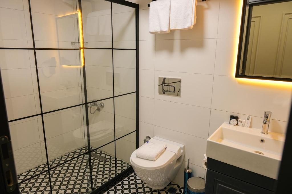 Um banheiro em Plus Hotel & Private Transportation İstanbul Airport-By Loft