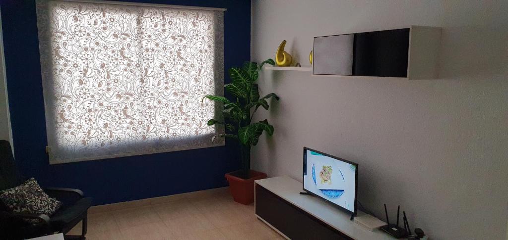 Televízia a/alebo spoločenská miestnosť v ubytovaní Apartamento Ciudad de las Ciencias