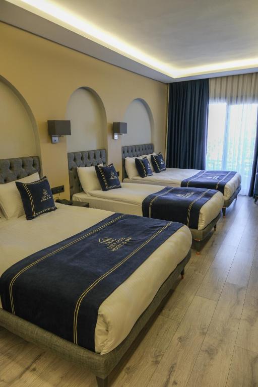 Cama ou camas em um quarto em Plus Hotel & Private Transportation İstanbul Airport-By Loft