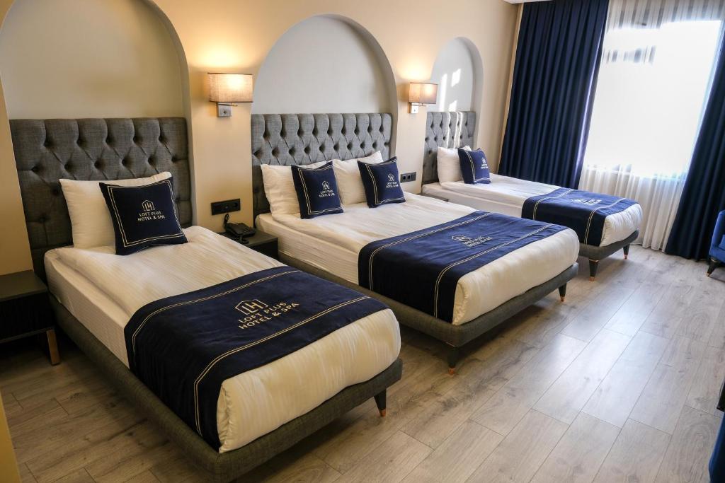 Cama ou camas em um quarto em Plus Hotel & Private Transportation İstanbul Airport-By Loft