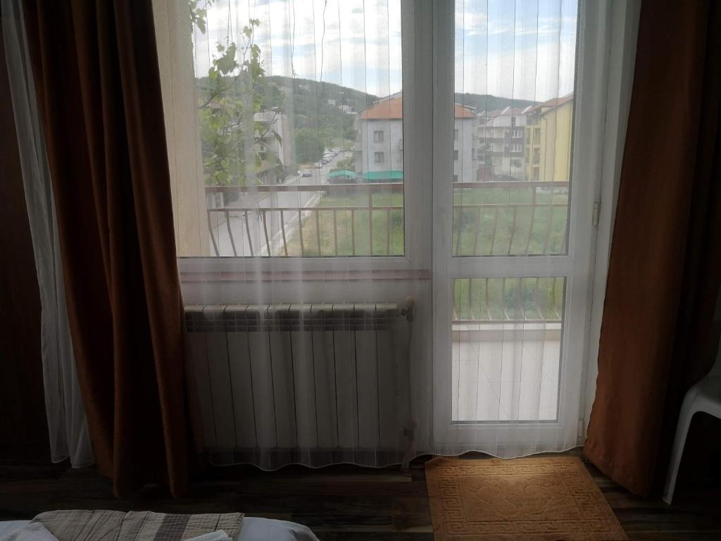 um quarto com uma grande janela com um radiador em Miraj-MD em Primorsko