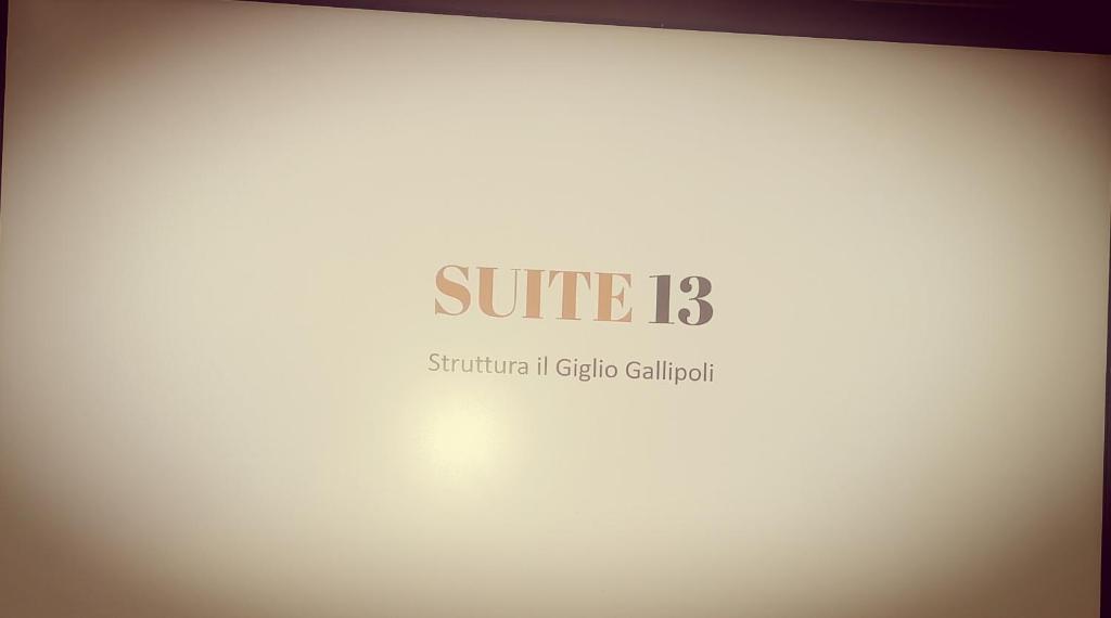 ガリポリにあるLoft 13- Suite 13 Struttura il Giglioの塀の上に治る看板