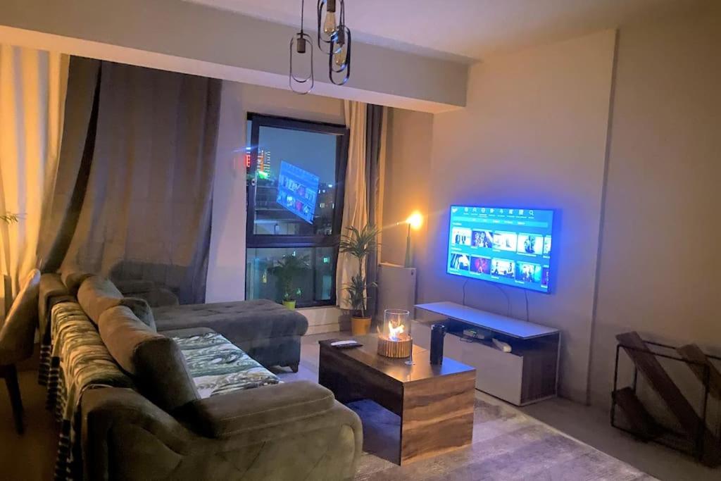 TV a/nebo společenská místnost v ubytování 2 BR - 3 Rooms - Fully Furnished
