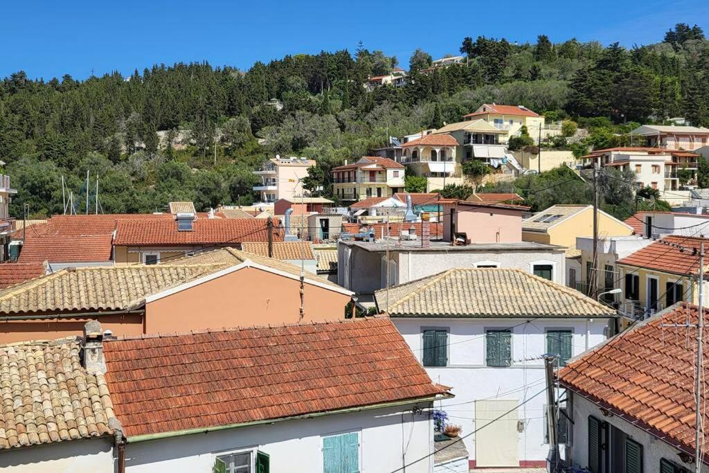 Nespecifikovaný výhled na destinaci Lákka nebo výhled na město při pohledu z apartmánu