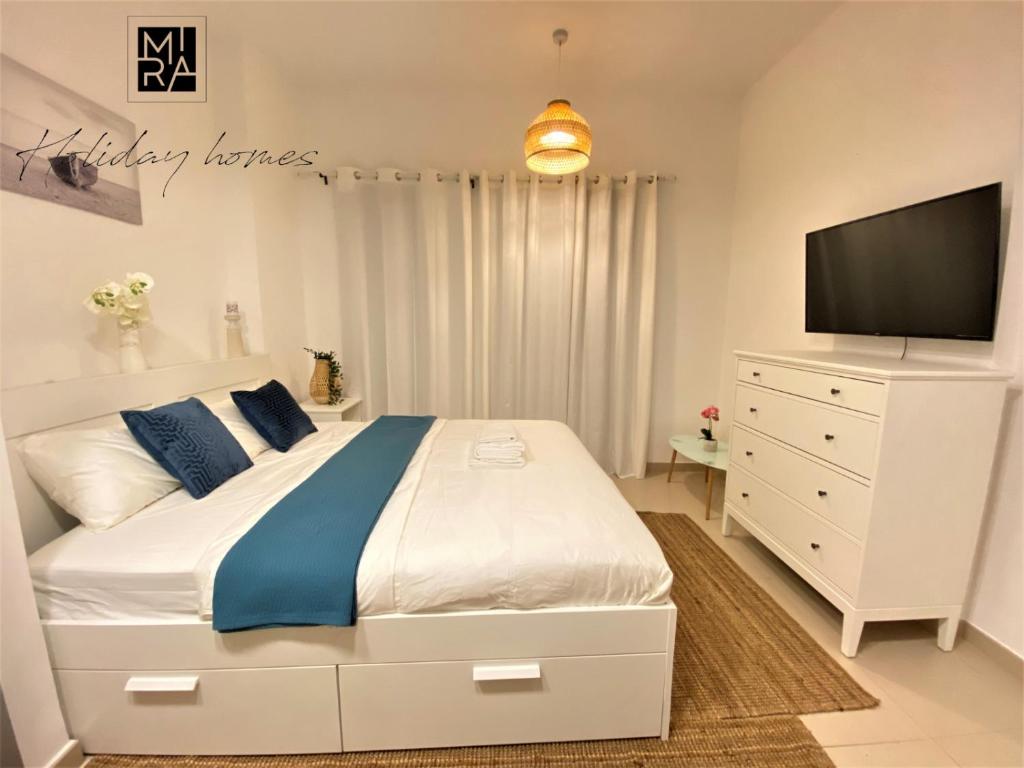 Postel nebo postele na pokoji v ubytování Mira Holiday Homes - New studio in Town Square - Gym & Pool